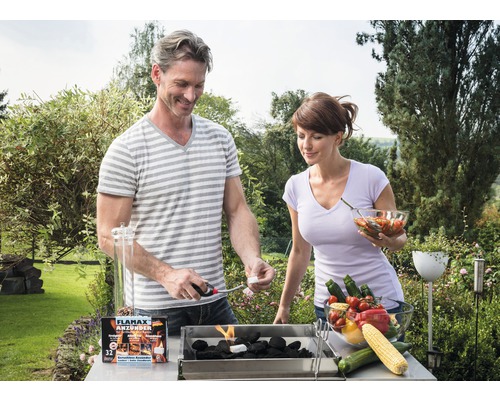 Szene im Freien mit Mann und Frau beim Grillen, Grillkohle, Grillanzünder und Gemüse.