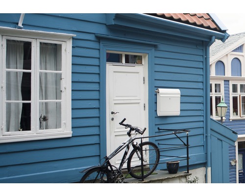 Fassade eines Hauses mit Fenster, Tür, Briefkasten und Fahrrad