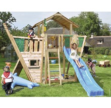 Kinderspielplatz mit Rutsche, Kletterwand und Sandkasten im Garten