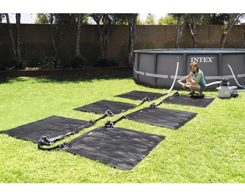 Aufbau von Solarheizmatten für ein Schwimmbecken im Garten