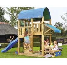 Spielplatz aus Holz mit Rutsche, Kletterwand und Picknicktisch für Kinder im Garten.