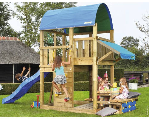 Spielplatz aus Holz mit Rutsche, Kletterwand und Picknicktisch für Kinder im Garten.