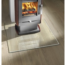 Kaminofen mit Glasbodenplatte zum Schutz des Bodens vor Funkenflug und Hitze.