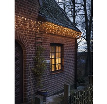 Hausfassade mit beleuchteter Lichterkette
