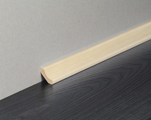 Holzfußleiste an Wand und Boden
