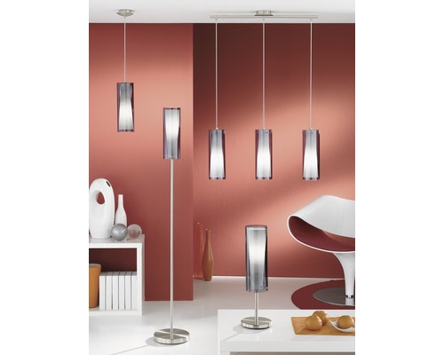 Innenraum mit Pendelleuchte, Stehleuchte, Tischleuchte und Deckenleuchte