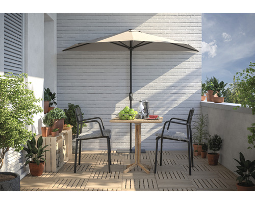 Balkon mit Sonnenschirm, Tisch, Stühlen und Pflanzen für eine gemütliche Atmosphäre