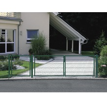 Doppeltor aus Metall vor einem Haus