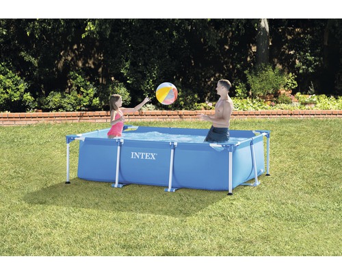 Rechteckiger Intex Pool mit spielenden Personen im Garten