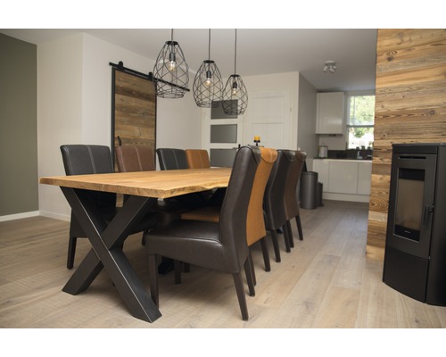 Esszimmer mit Holztisch, Stühlen und Pendelleuchten