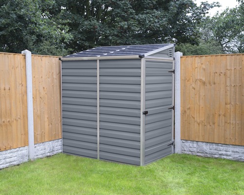 Gartenschrank aus Metall mit Satteldach im Garten