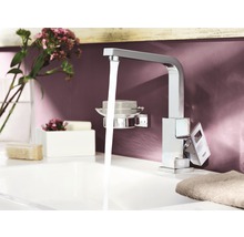 Modernes Badezimmer Waschbecken mit einem verchromten Wasserhahn und fließendem Wasser.