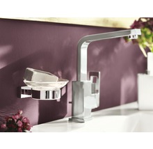 Seifenschale aus Glas mit Seife, Armatur im Badezimmer