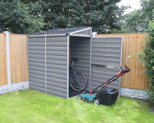 Gartenschrank mit Fahrrad und Rasenmäher auf Rasen