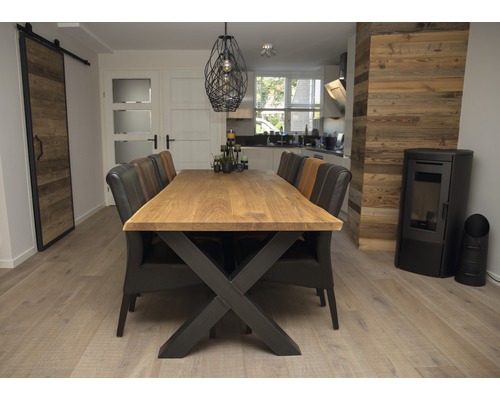 Esszimmer mit Holztisch, Stühlen, Schiebetür und Kaminofen