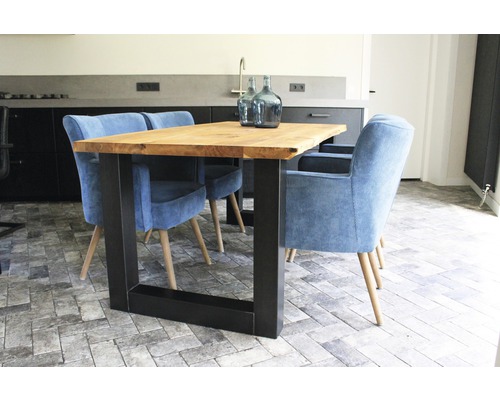 Esstisch mit Holzplatte und vier Armlehnstühlen im Esszimmer