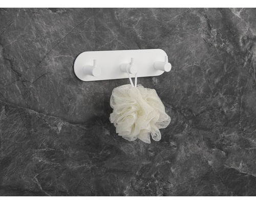 Wandgarderobe mit drei Haken und Badeschwamm