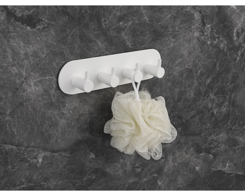 Weißer Wandhaken mit Badeschwamm zur Aufbewahrung im Badezimmer