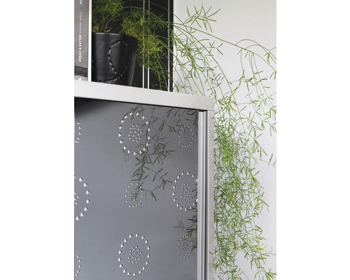 Dekoratives Regal mit Topfpflanze und Lochmuster