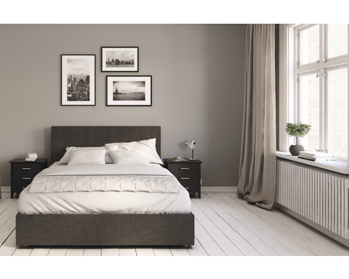 Schlafzimmer mit Bett, Nachttischen und Dekoration