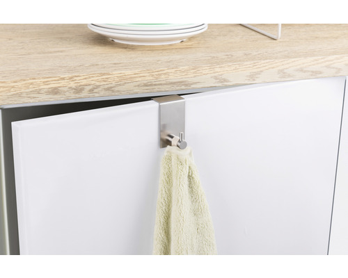 Handtuchhalter aus Metall an einer Schranktür mit Handtuch