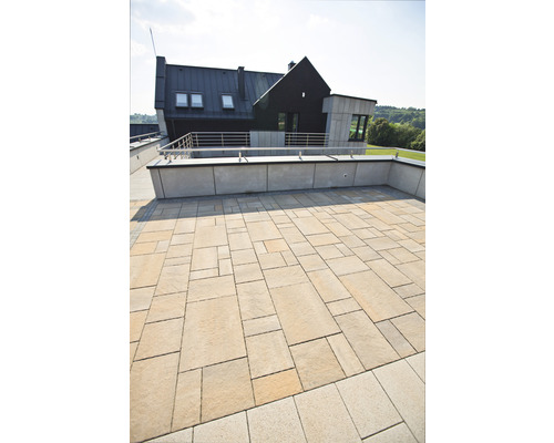 Terrasse mit Pflastersteinen vor einem Wohnhaus