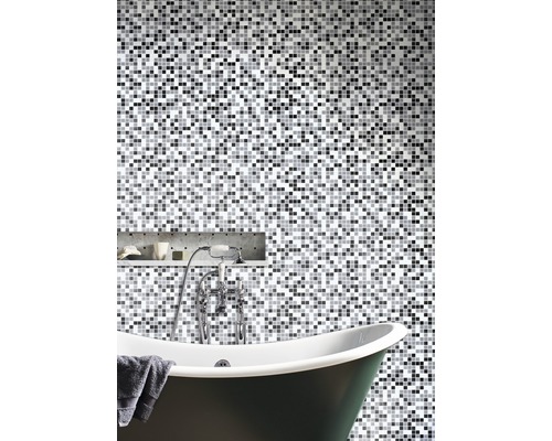 Badezimmer mit Mosaikwand, Badewanne und Armatur