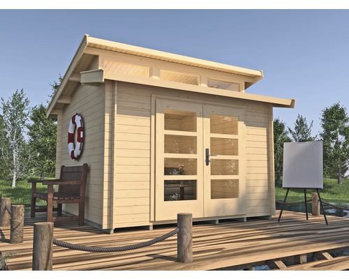 Holzgartenhaus mit Doppeltür, Fenster, Rettungsring, Bank und Staffelei auf einer Holzterrasse