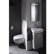 Modernes Badezimmer mit Wandtoilette, Waschtischunterschrank und beleuchtetem Spiegel
