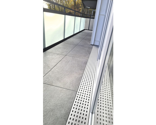 Balkon mit Fliesenboden und Entwässerungsrinne