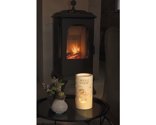 Dekoratives Ambiente mit Kaminofen und LED-Lichtern auf Tisch