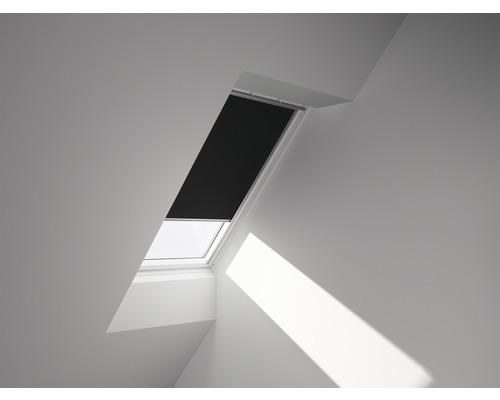 Dachfenster mit Verdunkelungsrollo in einem hellen Raum.