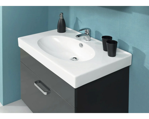 Waschbeckenunterschrank mit Waschbecken, Armatur, Seifenspender und Bechern
