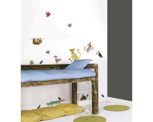 Kinderzimmer mit Wandtattoos von Dschungeltieren an der Wand und einem Hochbett