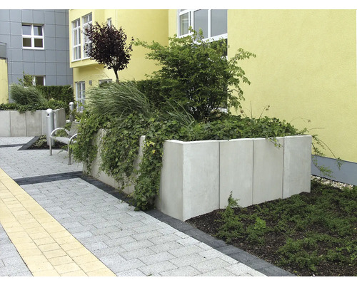 Gestaltung eines Außenbereichs mit Pflanzkästen aus Beton, bepflanzt mit verschiedenen Grünpflanzen