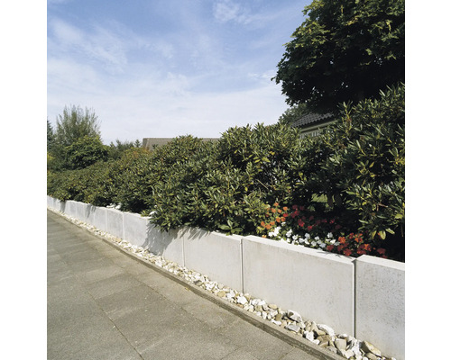 Gartenmauer mit Pflanzen und Steinen zur Gartengestaltung