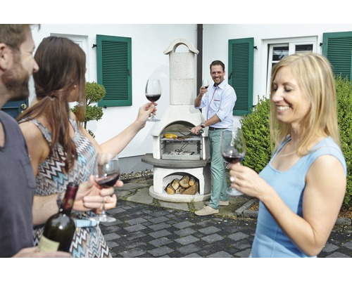 Grillparty im Garten mit Steingrill und feiernden Menschen