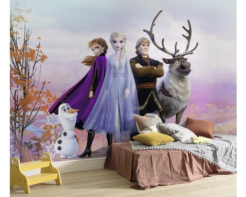 Raumgestaltung mit Wandbild „Die Eiskönigin 2“ mit Anna, Elsa, Kristoff, Rentier Sven und Schneemann Olaf über Bett und Tritthocker
