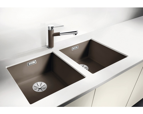 Doppelspüle mit Wasserhahn auf einer Arbeitsplatte