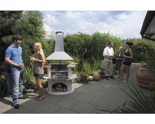 Szene mit Steingrillkamin und mehreren Personen im Garten