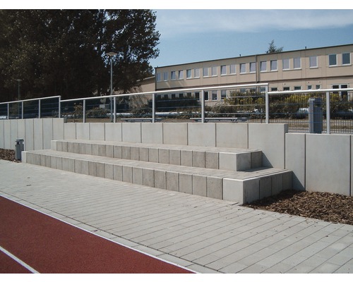 Betonstufen mit Geländer vor Gebäude