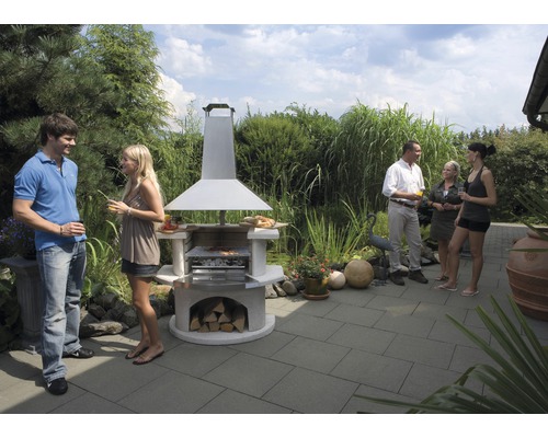 Szene mit Gartengrillkamin mit Personen im Garten