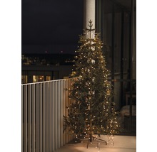 Weihnachtsbaum mit Lichterkette auf einem Balkon.