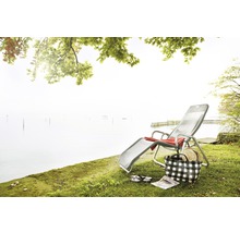 Szene mit Liegestuhl, Strandtasche und See im Hintergrund