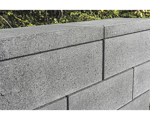 Mauer aus Betonsteinen im Garten