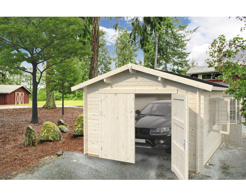 Einzelgarage Palmako Roger 19,0 m² mit Holztor 360 x 550 cm natur Holzgarage mit geöffnetem Schiebetor und geparktem Auto im Freien.
