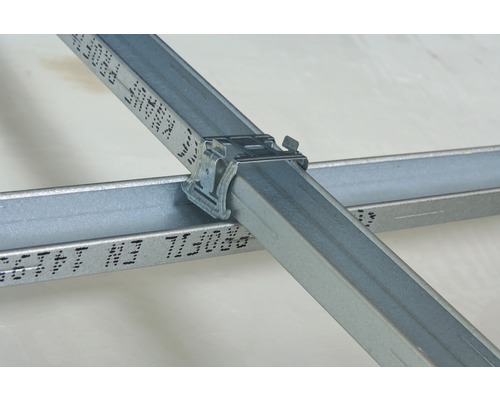 Detailansicht von Metallprofilen mit Verbinder für Trockenbau