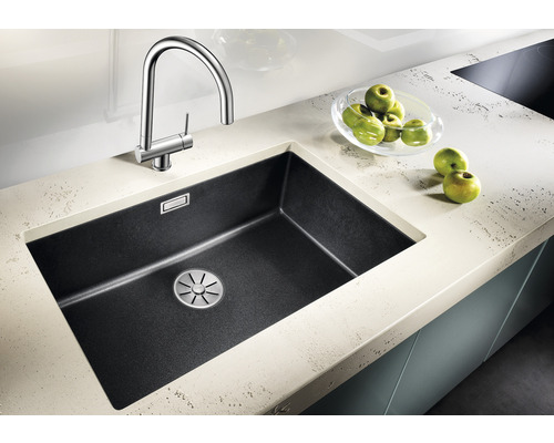 Küchenspüle mit Wasserhahn und Ablauffilter