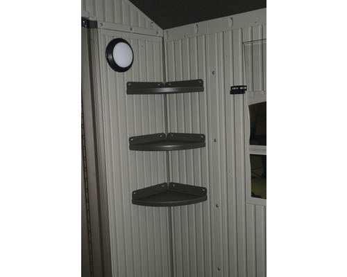 Innenansicht eines Gerätehauses mit Eckregal und Licht