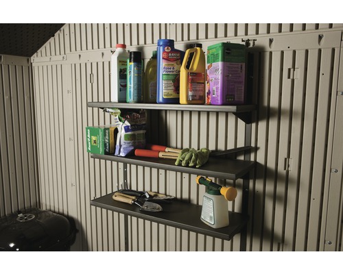 Regale mit Gartenzubehör an der Wand eines Gartenhauses